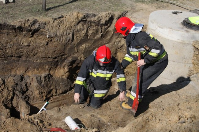 Pracownik przysypany ziemią (zdjęcia)