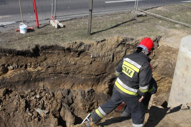 Pracownik przysypany ziemią (zdjęcia)