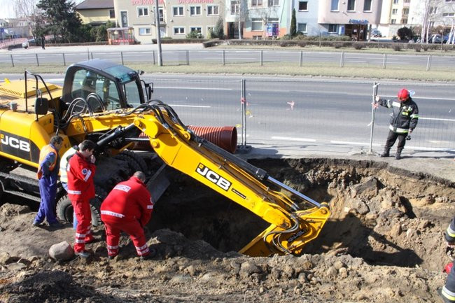 Pracownik przysypany ziemią (zdjęcia)