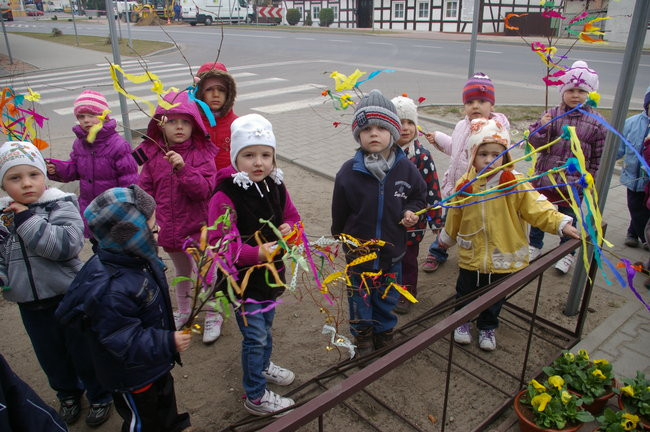 Przedszkolaki witają wiosnę (zdjęcia)