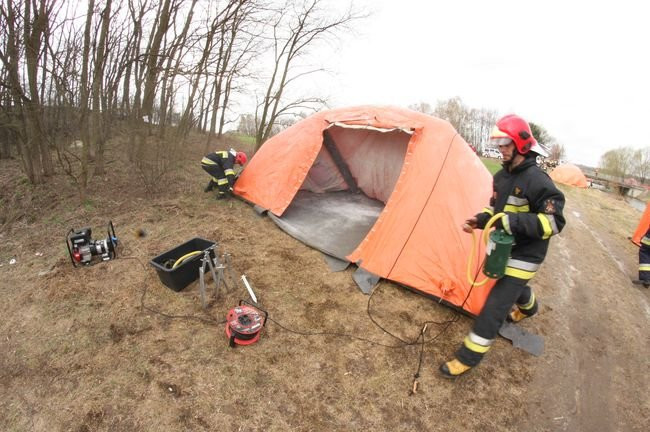 Strażacy z dziewięciu powiatów ćwiczyli pod Wojnowicami (dźwięk, zdjęcia i wideo)