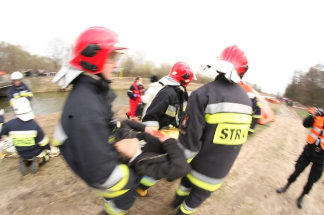 Strażacy z dziewięciu powiatów ćwiczyli pod Wojnowicami (dźwięk, zdjęcia i wideo)