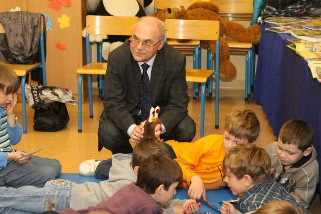 Gimnazjaliści z 9 czytali bajki (zdjęcia)