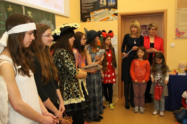 Gimnazjaliści z 9 czytali bajki (zdjęcia)