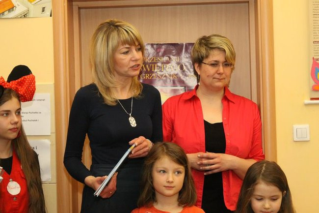 Gimnazjaliści z 9 czytali bajki (zdjęcia)