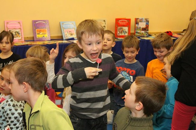 Gimnazjaliści z 9 czytali bajki (zdjęcia)