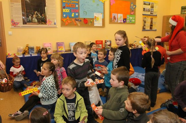 Gimnazjaliści z 9 czytali bajki (zdjęcia)