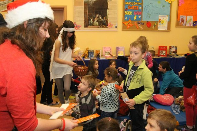 Gimnazjaliści z 9 czytali bajki (zdjęcia)