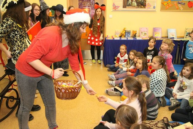 Gimnazjaliści z 9 czytali bajki (zdjęcia)