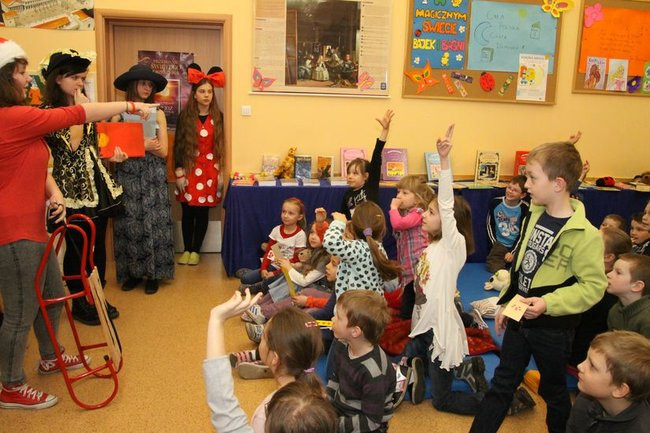 Gimnazjaliści z 9 czytali bajki (zdjęcia)