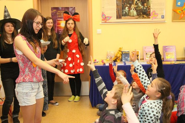 Gimnazjaliści z 9 czytali bajki (zdjęcia)