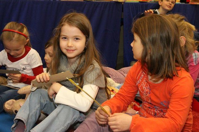 Gimnazjaliści z 9 czytali bajki (zdjęcia)