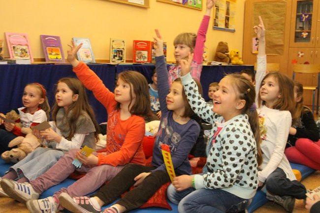 Gimnazjaliści z 9 czytali bajki (zdjęcia)