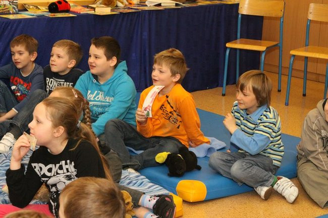 Gimnazjaliści z 9 czytali bajki (zdjęcia)