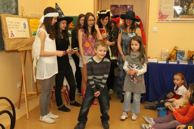 Gimnazjaliści z 9 czytali bajki (zdjęcia)