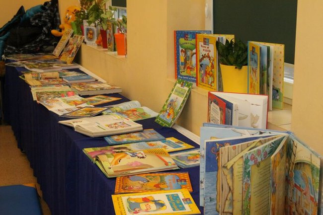 Gimnazjaliści z 9 czytali bajki (zdjęcia)