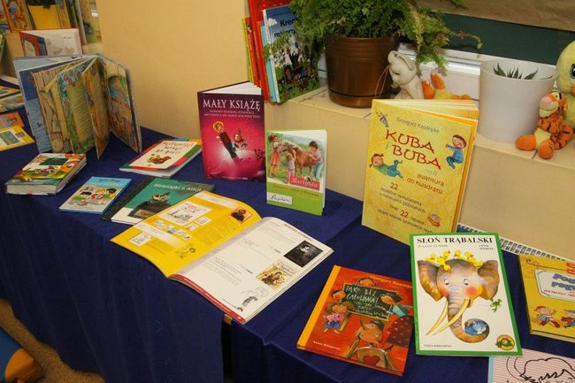 Gimnazjaliści z 9 czytali bajki (zdjęcia)