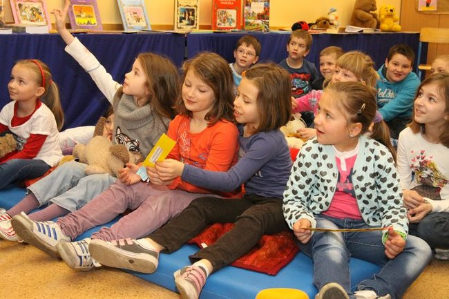 Gimnazjaliści z 9 czytali bajki (zdjęcia)