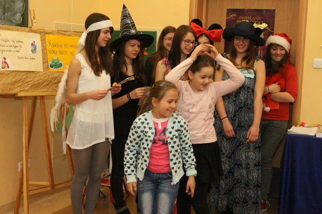 Gimnazjaliści z 9 czytali bajki (zdjęcia)