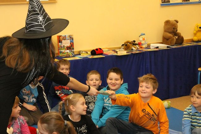 Gimnazjaliści z 9 czytali bajki (zdjęcia)