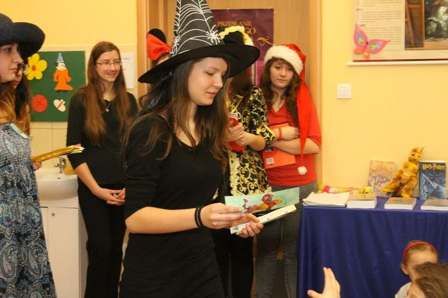Gimnazjaliści z 9 czytali bajki (zdjęcia)