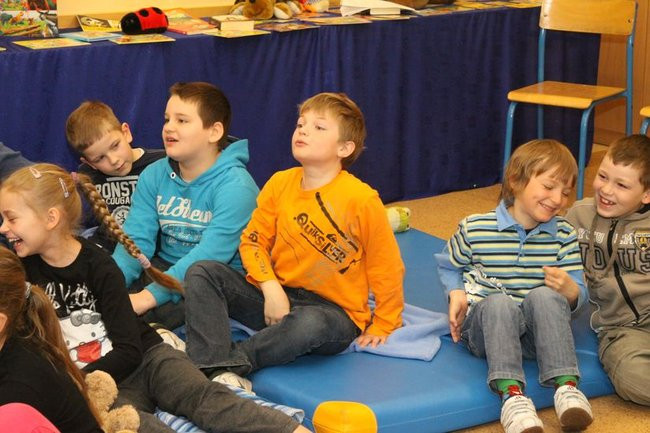 Gimnazjaliści z 9 czytali bajki (zdjęcia)