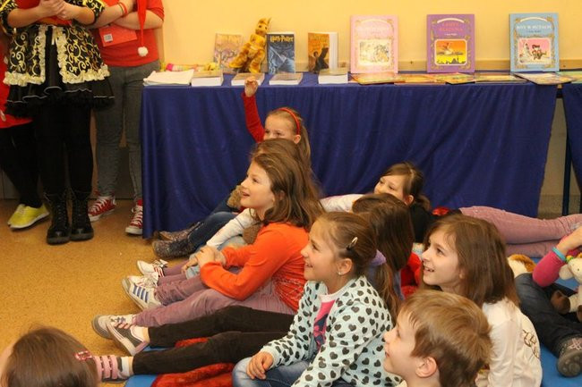 Gimnazjaliści z 9 czytali bajki (zdjęcia)