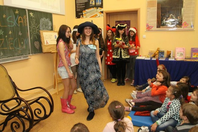 Gimnazjaliści z 9 czytali bajki (zdjęcia)