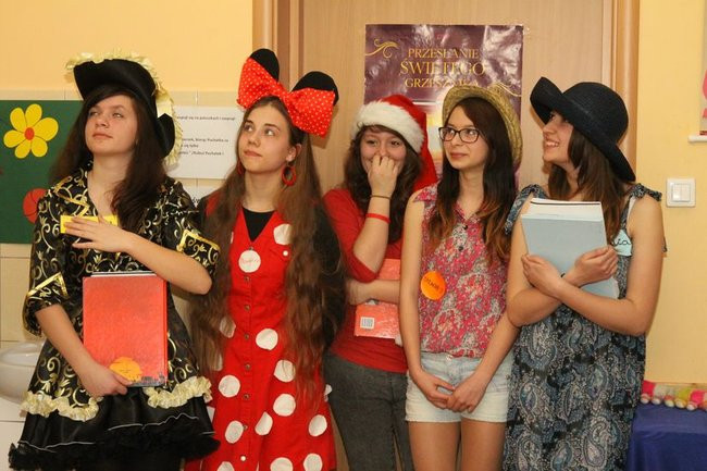 Gimnazjaliści z 9 czytali bajki (zdjęcia)