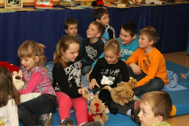 Gimnazjaliści z 9 czytali bajki (zdjęcia)