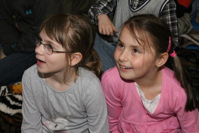 Gimnazjaliści z 9 czytali bajki (zdjęcia)