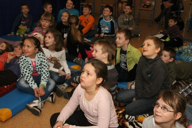 Gimnazjaliści z 9 czytali bajki (zdjęcia)