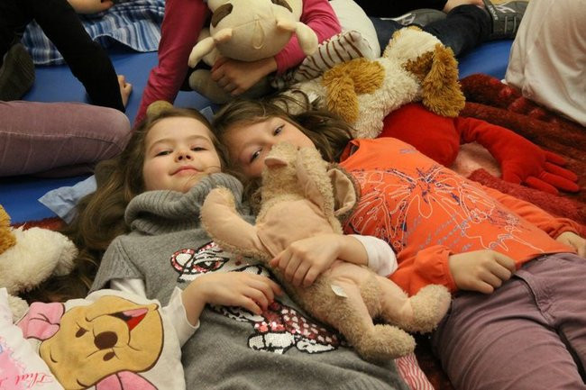 Gimnazjaliści z 9 czytali bajki (zdjęcia)