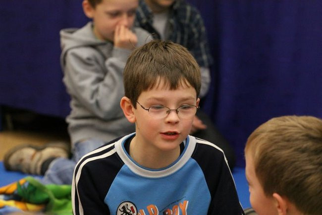 Gimnazjaliści z 9 czytali bajki (zdjęcia)