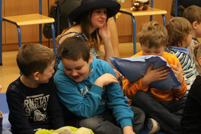 Gimnazjaliści z 9 czytali bajki (zdjęcia)