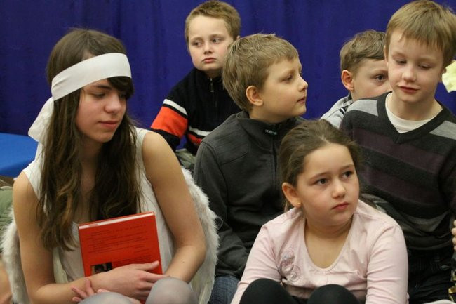 Gimnazjaliści z 9 czytali bajki (zdjęcia)