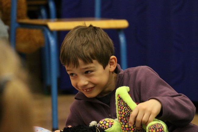 Gimnazjaliści z 9 czytali bajki (zdjęcia)