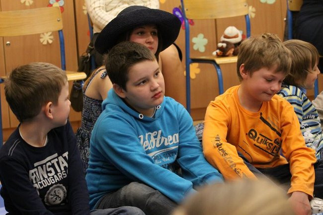 Gimnazjaliści z 9 czytali bajki (zdjęcia)