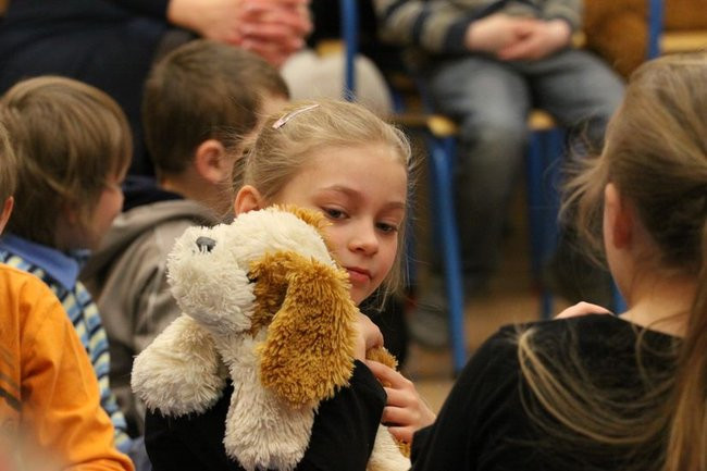 Gimnazjaliści z 9 czytali bajki (zdjęcia)