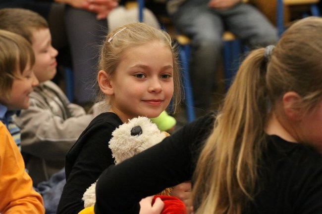 Gimnazjaliści z 9 czytali bajki (zdjęcia)