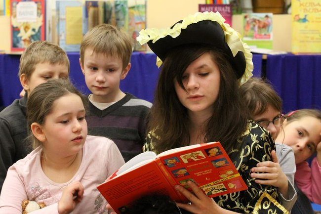 Gimnazjaliści z 9 czytali bajki (zdjęcia)