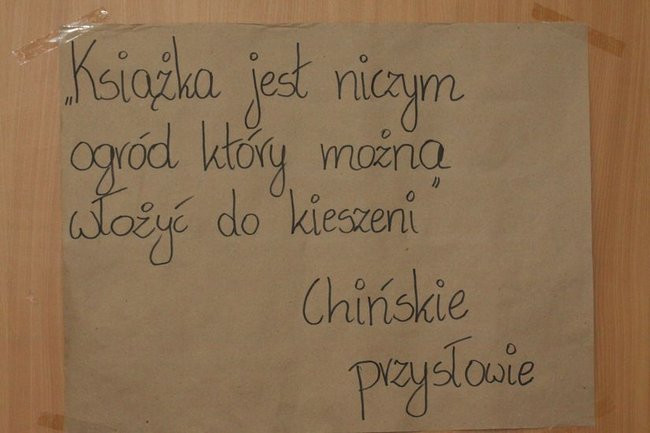 Gimnazjaliści z 9 czytali bajki (zdjęcia)