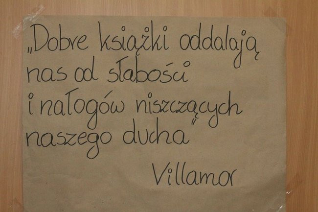 Gimnazjaliści z 9 czytali bajki (zdjęcia)