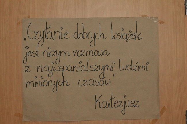 Gimnazjaliści z 9 czytali bajki (zdjęcia)