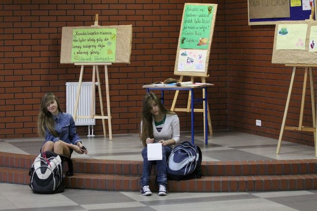 Gimnazjaliści z 9 czytali bajki (zdjęcia)