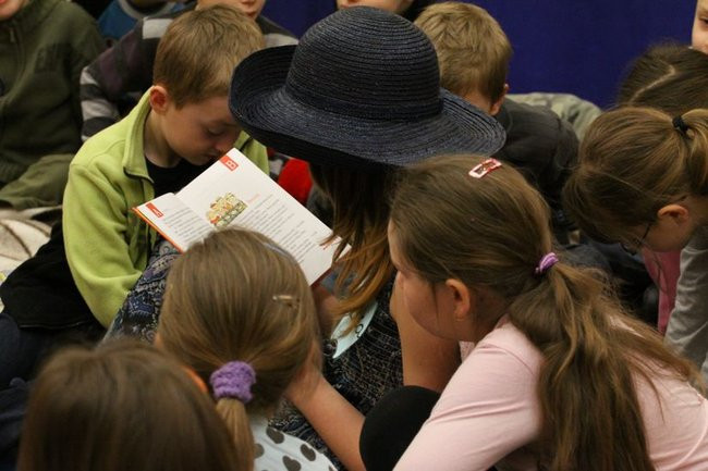 Gimnazjaliści z 9 czytali bajki (zdjęcia)