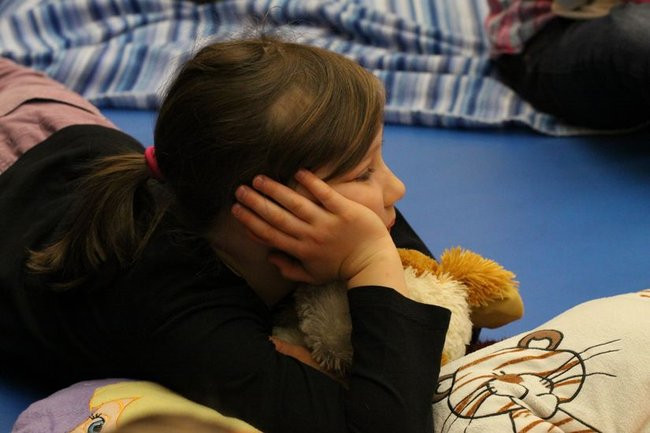 Gimnazjaliści z 9 czytali bajki (zdjęcia)