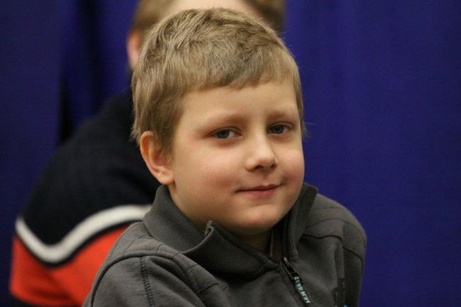 Gimnazjaliści z 9 czytali bajki (zdjęcia)