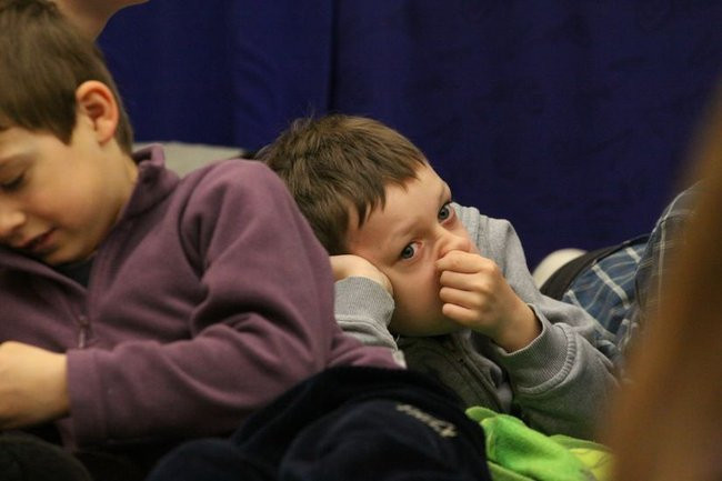 Gimnazjaliści z 9 czytali bajki (zdjęcia)