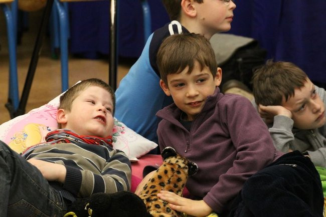 Gimnazjaliści z 9 czytali bajki (zdjęcia)